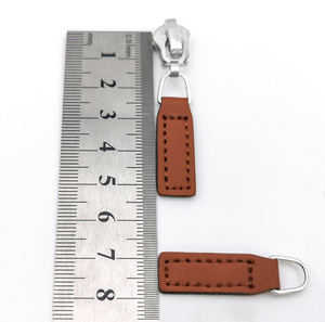 Nouvelle Arrivée OEM 2026 – Tête de Fermeture Éclair en Cuir Personnalisée en Gros pour Sac, Fabriquée par TRIOTAKE INDUSTRY - Product Image 5