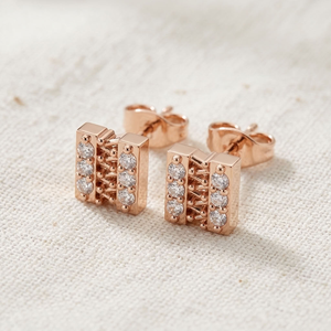 Boucles d'oreilles clous en or rose 14 carats avec diamants de laboratoire, taille brillant rond, géométriques, pour cadeau de fiançailles, mariage, ou usage quotidien - Product Image 4