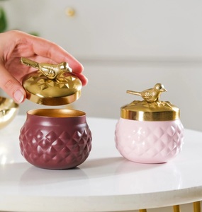 Bocaux à fruits secs en métal tendance avec couvercle en forme d'oiseau doré – Récipients de rangement à motif diamant martelé, ensemble de décoration de luxe pour cuisine et table - Product Image 3