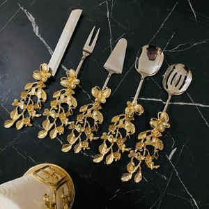 Juego de Cubiertos Metálicos con Diseño Floral y Mangos Bañados en Oro para Uso Decorativo en Bodas - Product Image 5