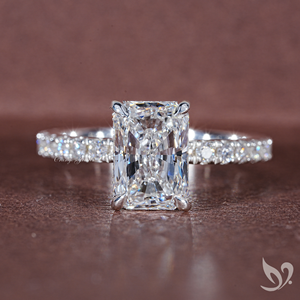 Anillo con Halo Oculto de Diamante Cultivado en Laboratorio con Corte Radiante de 2CT, Certificado por IGI |   Anillo de Oro Sólido de 10k con Acentos Solitarios - Product Image 1