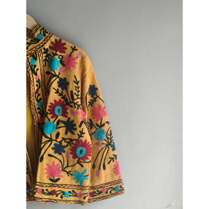 เสื้อแจ็คเก็ตผ้าฝ้ายสีเหลืองปักลายด้วยมือ ลายดอกไม้ คอจีน แขนยาว เสื้อคลุมผู้หญิงสำหรับฤดูใบไม้ผลิ - Product Image 3