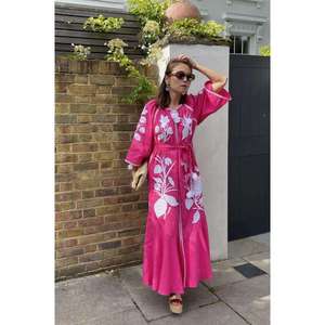 Robe longue décontractée en coton brodé pour femme, style bohème, motif floral rose, col en V, manches longues, coupe ample, taille à nouer - Product Image 1