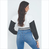 Jaket Bomber Varsity Kulit Asli Wanita Putih Hitam, Potongan Regular, Lengan Hitam, Bordir Patch, Lapisan Wol Katun