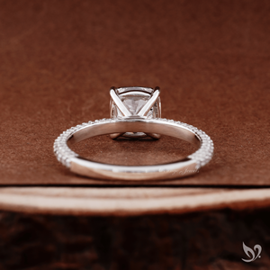 Anillo de Compromiso de Lujo con Tres Hileras de Diamantes Cultivados en Laboratorio con Corte Cojín de 2 Quilates, Certificado IGI, Oro Blanco de 10K, Romántico y Suave, Forma Cuadrada - Product Image 3