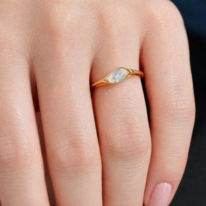 Anillo de compromiso minimalista de diamante solitario de 14K de oro puro con corte de llama y diamante cultivado en laboratorio, personalizable, regalo de aniversario - Product Image 2