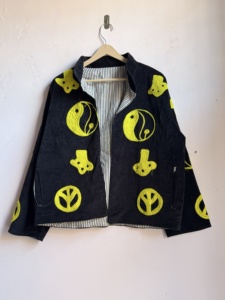 Veste en velours noir brodée avec des motifs de paix et de Yin et Yang |   Manteau bohème fait main pour festival |   Vêtements d'extérieur tendance hippie - Product Image 1