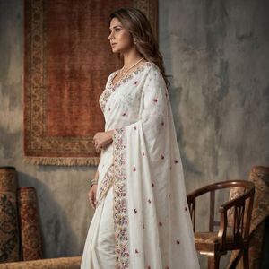 Sari en soie premium avec broderie Butta, bordure ajourée et chemisier en soie Banglory brodé - Product Image 3