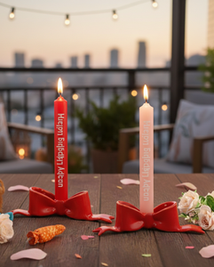 Vela de Cumpleaños Personalizada de Lujo con Base de Lazo – Vela Cónica con Nombre Personalizado y la Frase “Feliz Cumpleaños” - Product Image 2