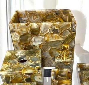 Kit de salle de bain rectangulaire élégant et écologique en résine effet marbre violet tendance, sept pièces, distributeur de savon et rangement haut de gamme - Product Image 2