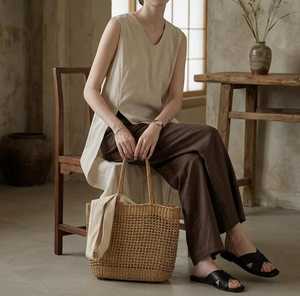 Conjunto de Verano Minimalista para Mujer: Top Largo sin Mangas de Lino con Aberturas Laterales y Pantalones Anchos - Product Image 4