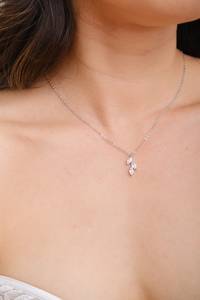 NIKHIL GEMS Colgante de Hoja Vintage Delicado para Novia, Plata con Piedra Natural, Joyería Elegante para Boda, Multirreligiosa, de Terceros - Product Image 3