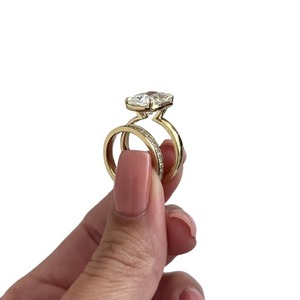 Ensemble de mariage de luxe avec diamant de laboratoire taille coussin allongée de 5 carats et demi-bague éternité en or 14K, 18K ou platine - Product Image 5
