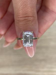 Anillo de compromiso con halo oculto de 6.10 CT con corte esmeralda, cultivado en laboratorio, certificado IGI F-VVS2, anillo de oro macizo de 18k, anillo con diamante de laboratorio - Product Image 2