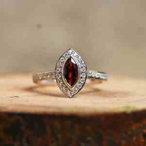 Anillo de Boda de Lujo de Plata de Ley 925 con Granate Natural, Diseño Geométrico con Engaste de Puntas, Chapado en Oro de 18K, Certificado por Terceros - Product Image 1