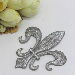 Parche Bordado con Flor de Lis Dorada, Aplique de Tela de Estilo Clásico para Prendas - Product Image 3