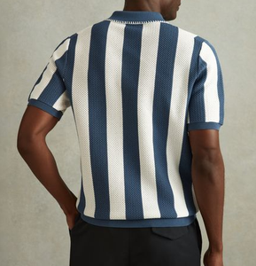 Polo pour homme avec logo personnalisé imprimé, nouveau design, rayures verticales larges et tendance, tissu en coton doux, techniques de broderie - Product Image 3