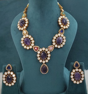 Collier de qualité supérieure avec de magnifiques boucles d'oreilles, pierres de luxe, allure élégante, idéal pour les tenues de soirée, convient aux tenues ethniques et occidentales. - Product Image 4
