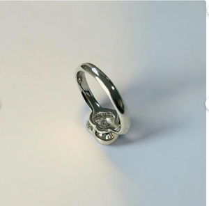 แหวนเพชรทรงหัวใจล้อมเพชรแบบหรูหราจาก Lurba Jewels ผลิตจากเพชรเพาะเลี้ยงในห้องปฏิบัติการ ตัวเรือนทองคำแท้ 14K สีโรสโกลด์ ไวท์โกลด์ ได้รับการรับรองจาก IGI สี D E F ดีไซน์สวยงาม - Product Image 3