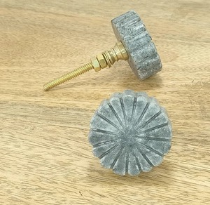 Pomo de Puerta Artesanal de Resina y Madera Diseñado para Muebles Contemporáneos, Incluidos Armarios, Cajones y Puertas Interiores - Product Image 2