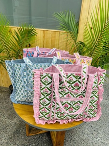 Sac fourre-tout bohème matelassé en coton à motif floral avec volants, fermeture ouverte, deux poignées, pour le shopping, sac à bandoulière pour femme - Product Image 1