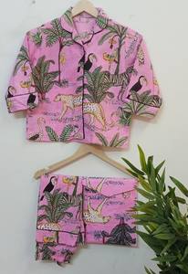 Ensemble de pyjamas imprimés pour toute la famille, 100% coton |   Vêtements de nuit à motifs floraux imprimés à la main |   Ensemble de vêtements de nuit pour femmes, hommes et enfants - Product Image 4