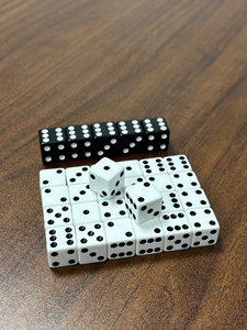Dés en plastique blanc polyvalents pour accessoires de jeux de société - Product Image 2