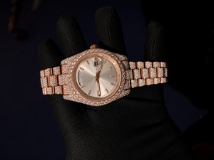Montre de luxe pour homme entièrement sertie de diamants Moissanite, cadran rond, mouvement à quartz, couleur rose incrustée - Product Image 1