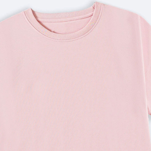 Camisetas personalizadas para mujer diseñadas con una estructura transpirable que proporciona un ajuste cómodo y un look moderno y elegante. - Product Image 6