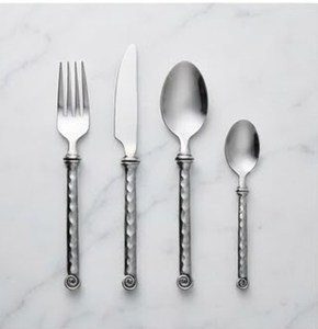 Ensemble de couverts classiques finis argentés avec manches martelées, compatibles lave-vaisselle, essentiels pour les dîners de mariage - Product Image 1