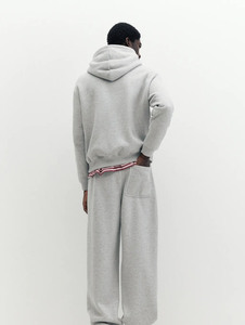 Sudadera con capucha gris sólida para hombre con bolsillo canguro y cordón ajustable - Product Image 6