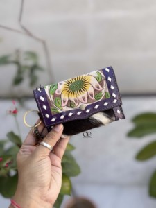 Porte-monnaie en cuir de vachette fait main avec poignée sculptée à la main, style bohème, motif floral, mini portefeuille unisexe - Product Image 1