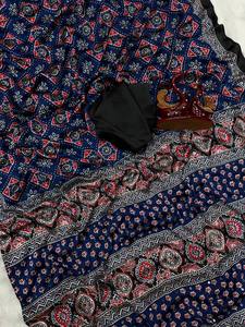 Sari en satin japonais lourd imprimé Ajarakh avec broderie miroir authentique et pièce de blouse Latkan – Sari beauté miroir héritage - Product Image 4