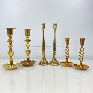 Portavelas alto de latón de Estilo Vintage perfecto para agregar un toque espiritual y real a salas interiores y espacios para eventos - Product Image 1