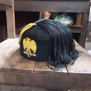 Chapeau maçonnique noir du 32e degré du Rite écossais avec broderie d'aigle à double tête et pompon doré - Product Image 2