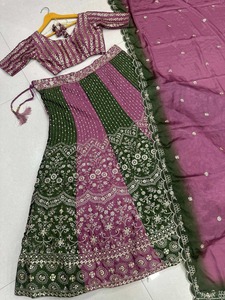 Lehenga Choli Tradicional de Alta Demanda con Bordado Detallado para Ceremonias y Rituales, Disponible para la Venta - Product Image 4