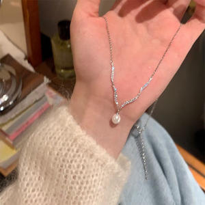 Collier de luxe pour femme, style léger et raffiné, avec pendentif en zircone scintillante et perle ondulée, chaîne de clavicule, accessoire pour pull - Product Image 1