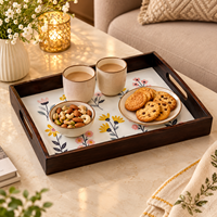 Plateau de service moderne en bois naturel à motifs floraux |   Plateau rectangulaire en bois avec poignées intégrées, finition lisse, multifonctionnel pour la salle à manger