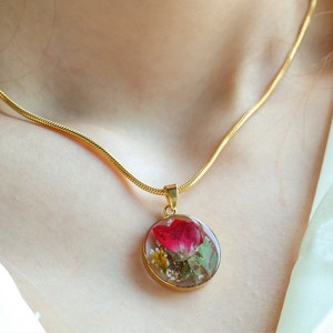 Collier pendentif en résine personnalisé avec fleurs séchées, bijoux artisanaux scintillants avec fleurs véritables pour la vente en gros - Product Image 3
