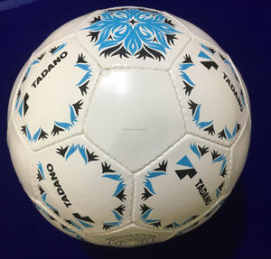 Balón de fútbol hecho de PVC brillante totalmente cosido a mano pelota de entrenamiento de calidad equipada con vejiga - Product Image 1
