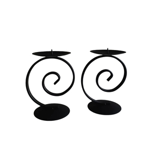 Ensemble élégant de deux porte-bougies en aluminium poli doré de style vintage pour la décoration de la table à manger et l'aménagement d'événements - Product Image 3