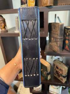 สมุดบันทึกปกแข็งหนังสีน้ำเงินคุณภาพสูง ทำมือ ลายผีเสื้อแบบวินเทจ กระดาษขอบดิบ 100 แผ่น - Product Image 2