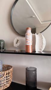 Botella de Agua de Cobre con Base Martillada, Ecológica, Capacidad de 1L, Portátil, para Bebidas al Aire Libre, Beneficios para Ayurveda y Yoga - Product Image 3