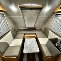Caravane compacte en forme de larme avec porte intérieure confortable et conception de remorquage facile pour les voyages sur route et les excursions en plein air