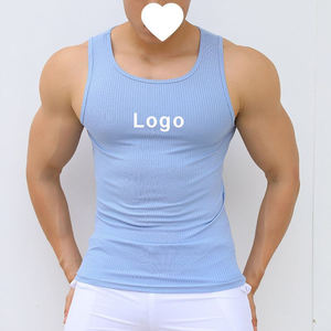 Camiseta sin mangas de punto acanalado azul claro para hombre, cuello redondo, color liso, transpirable, informal, con logo frontal, para entrenamiento y gimnasio - Product Image 1