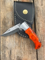 Couteau pliant artisanal de haute qualité, lame à motif Damas, manche en bois, couteau utilitaire en acier inoxydable, étui en cuir, OEM