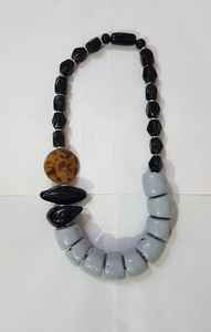 Colliers en bois et résine personnalisés pour filles, femmes et hommes - Product Image 6