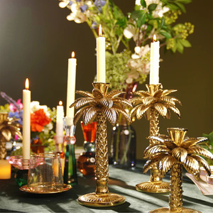 Porte-bougie en métal doré en forme de palmier, avec un tronc et des feuilles texturés, apportant une touche tropicale à votre décoration intérieure. - Product Image 6