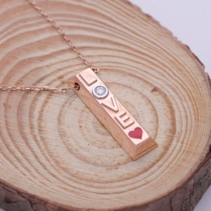Colgante de barra vertical con diamante cultivado en laboratorio certificado por IGI con la palabra “LOVE” en oro de 18 quilates - Product Image 4