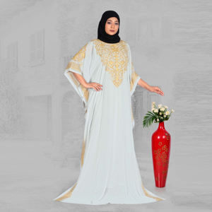 Kaftan Farasha en mousseline brodée pour adultes, avec décolleté orné, manches amples et fluides, silhouette drapée luxueuse longueur ras du sol - Product Image 4